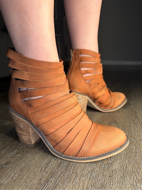 Free People Shoes - Free People Leather Strappy Heeled Sandals Women's Size 39 EU Made In Portugal